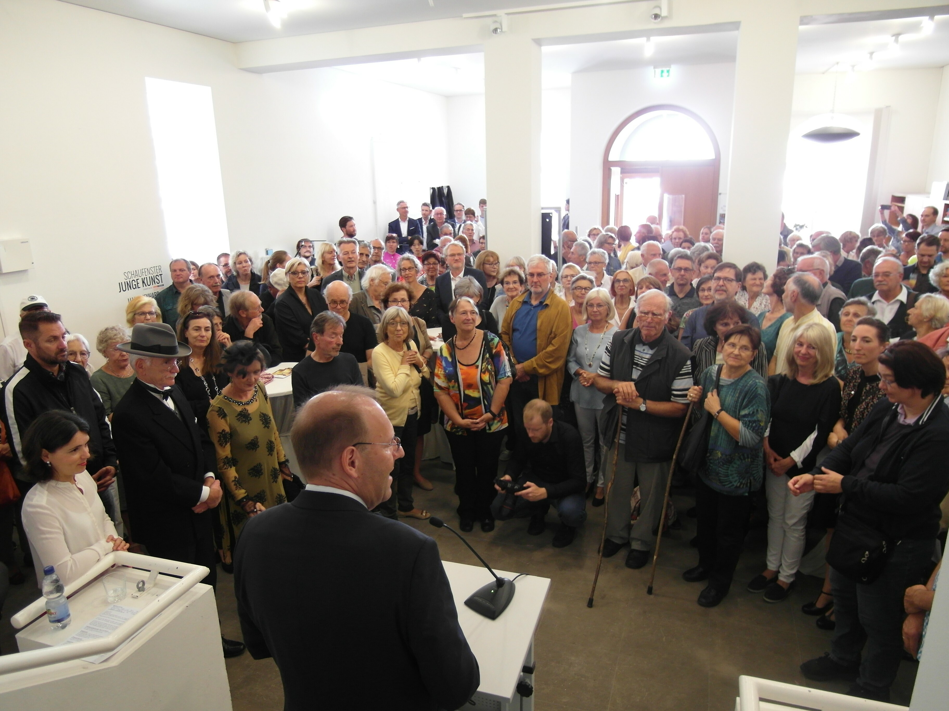Ausstellungseröffnung in der Galerie der Stadt Sindelfingen mit Galerieleiterin Madeleine Frey (links) und Oberbürgermeister Dr. Bernd Vöhringer.  Bilder: Staber