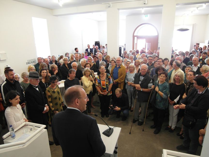 Ausstellungseröffnung in der Galerie der Stadt Sindelfingen mit Galerieleiterin Madeleine Frey (links) und Oberbürgermeister Dr. Bernd Vöhringer. Bilder: Staber