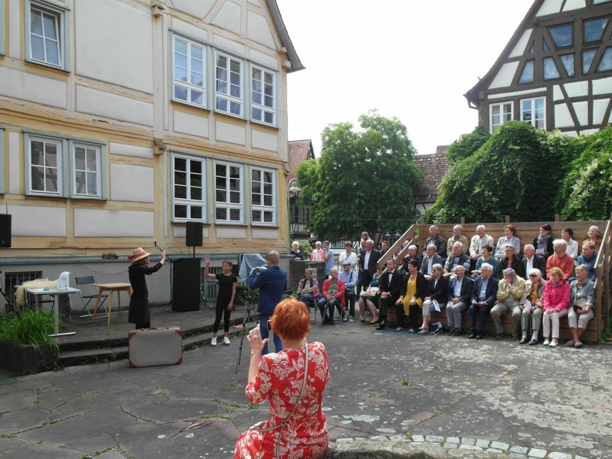 Auftritt der Sechstklässler des Goldberg-Gymnasiums im Serenadenhof bei „Staunen, nichts als staunen“.