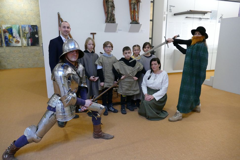 Oberbürgermeister Dr. Stafen Belz, Wolfgang Abart, der in Rottenburg eine Fechtschule hat, sitzend die Schauspielerin Aleksandra Simic und Janina Ulmer als Bauer Johann.