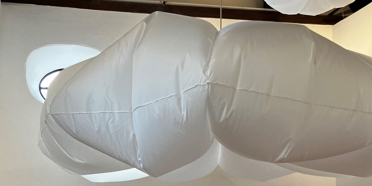 „Wolkenatem“ ist der Titel der „kinetischen Installation“ in der Wendeleinskapelle.