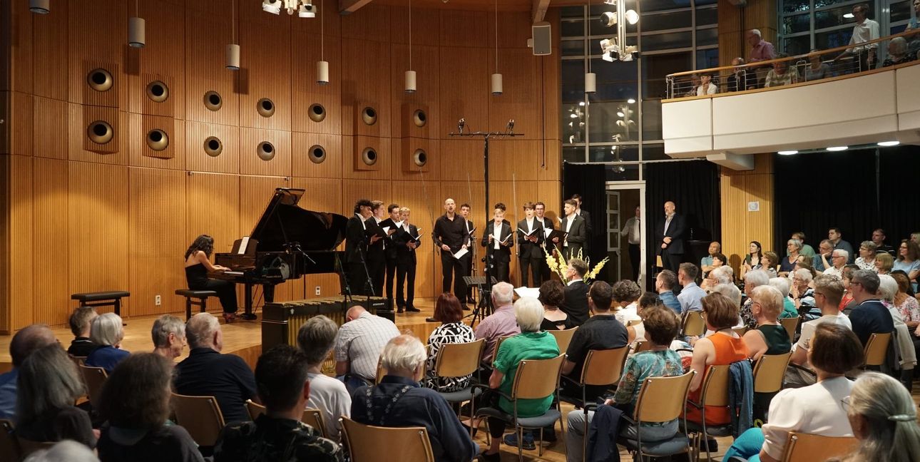 Johannes Held und der  Männerchor der Hymnus Chorknaben.