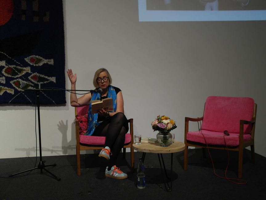 Ursula Ott liest im Schönaicher Gemeindehaus.
