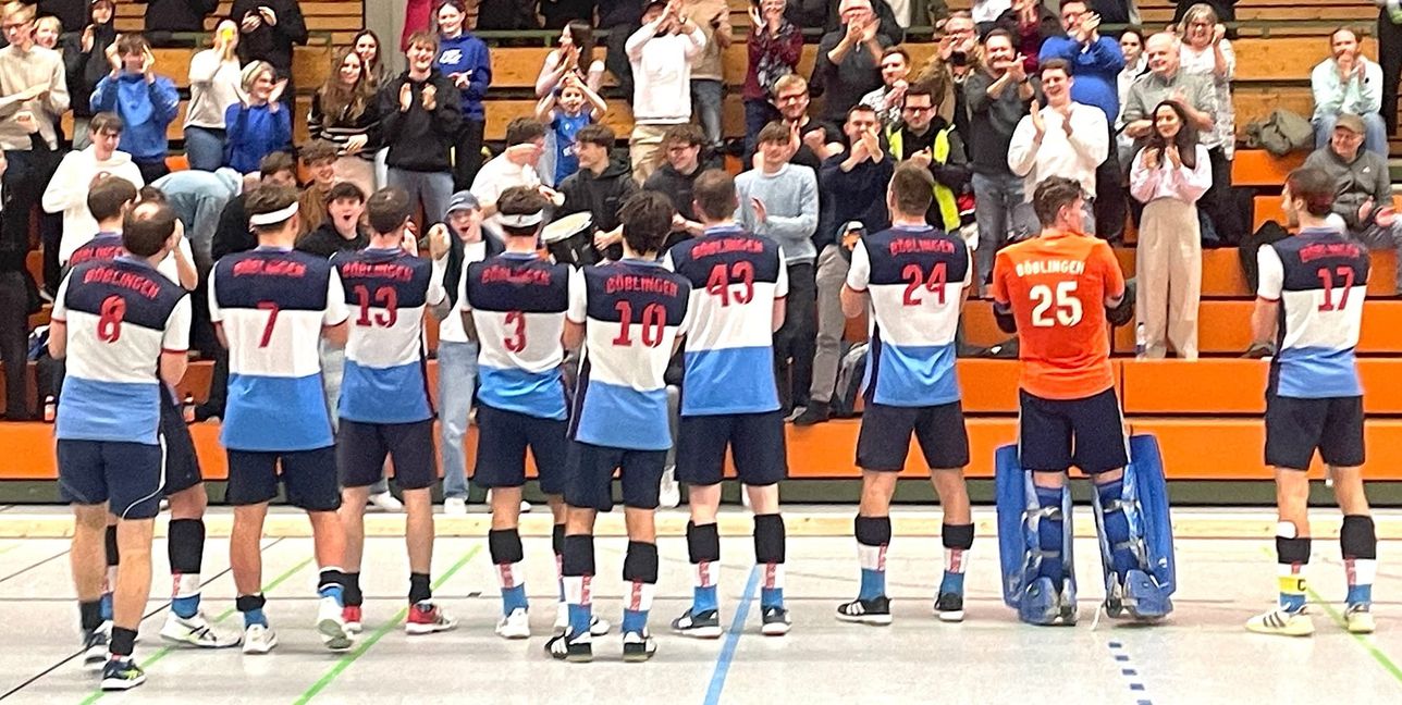 Fans und Spieler bejubeln den Sieg im Spitzenspiel gegen die Bundesligareserve des Mannheimer HC.