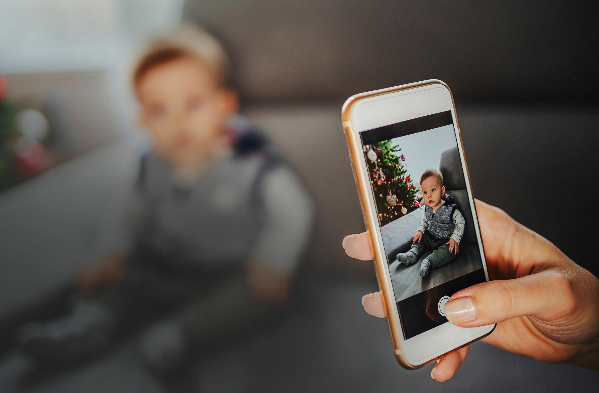 Auch für Babys und kleine Kinder gilt ein Recht am eigenen Bild und ein Recht auf Privatsphäre. Die Eltern dürfen aber in diesen Fällen entscheiden. Foto: Adobe Stock/Dusan Petkovic