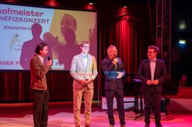 Die „Boy-Group“ Carl Friedrich Hofmeister, Markus Kleemann, Frank Hofmeister und Max Reinhardt (von links) eröffnet mit „Alle meine Entchen“ den Abend.