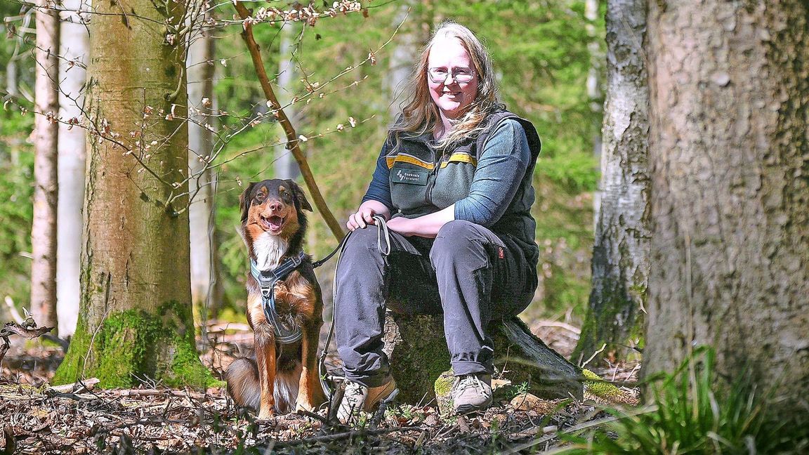 Sophie Bloß samt  Hündin Frieda an ihrem Arbeitsplatz im Enzkreis.