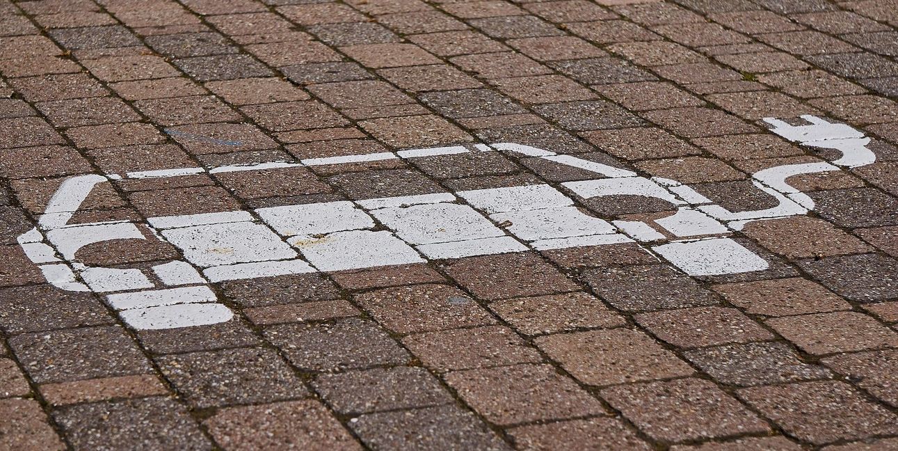 Wo dieses Symbol auf dem Boden erscheint, rollt im Kreis Böblingen besonders oft ein E-Auto heran. 												Foto: pixabay/distelAPPArath