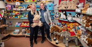 Anita und Alfred Keller in der Plüschtier-Abteilung ihres Spielwarengeschäfts in der Ehninger Königstraße.