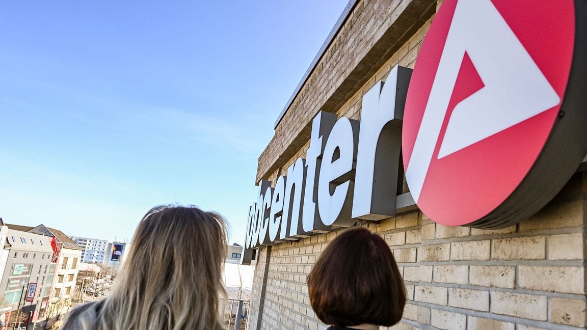 Das Arbeitskräfteangebot in Deutschland wird bis 2045 nur leicht sinken, sagt eine neue Hochrechnung von Experten. (Symbolbild)