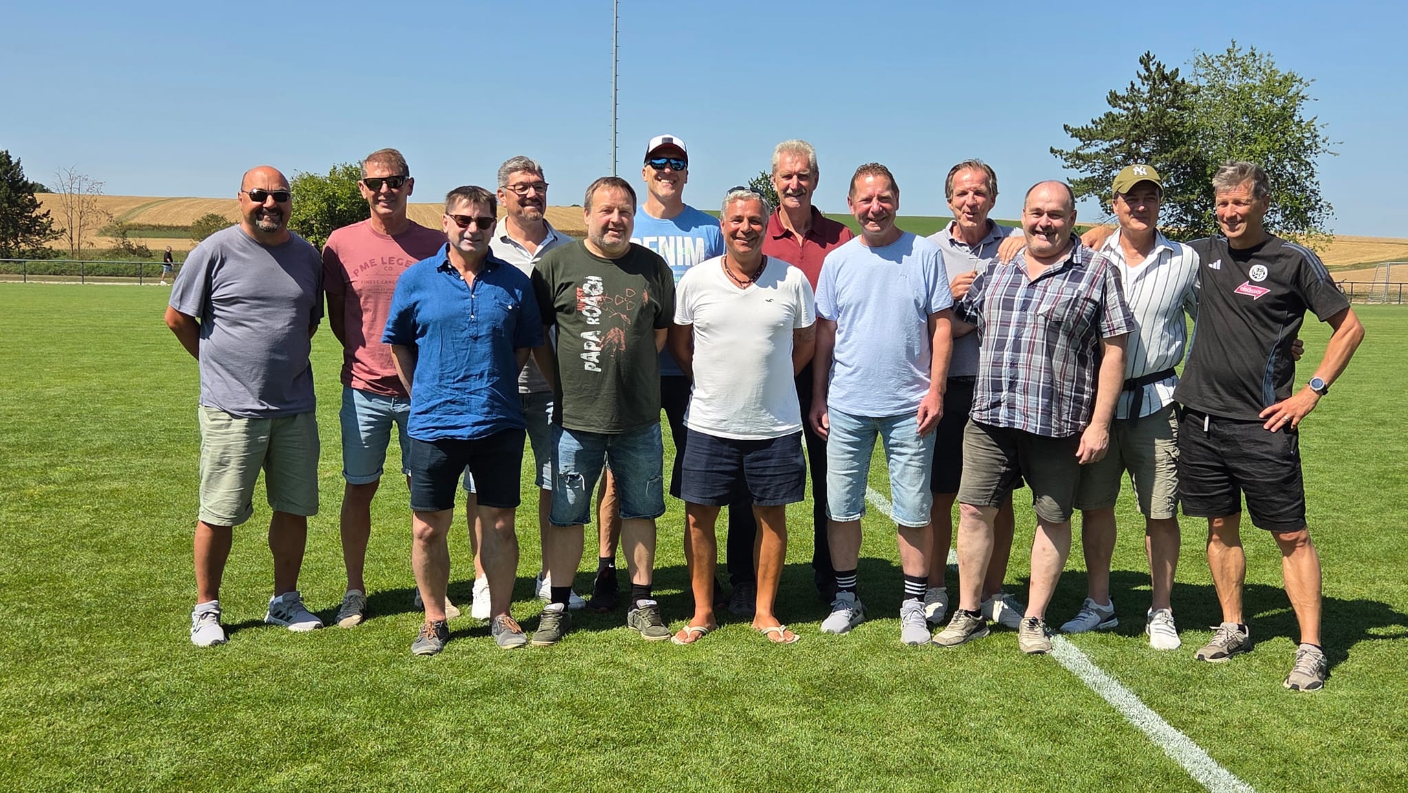 Liebe Grüße vom 93-er Landesliga-Meisterteam: Claus Munz, Andreas Hämmerle, Volker Zellner,
 Andre Bauser, Michael Trümper, Jochen Renz, Oliver Annecke,
 Jürgen Schuhmann, Siggi Reichardt, Holger Schmidt, Bernd Keller, Harry Bürkle, Thomas Dietsche (von links).