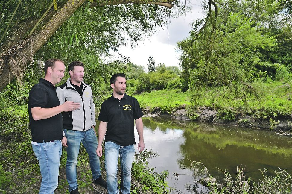 Betrachten zufrieden ihr Werk: Steffen Rothfuss (von links), Benjamin Rothfuss und Peter Hahn am Schwippe-Ufer. Bild: Jung