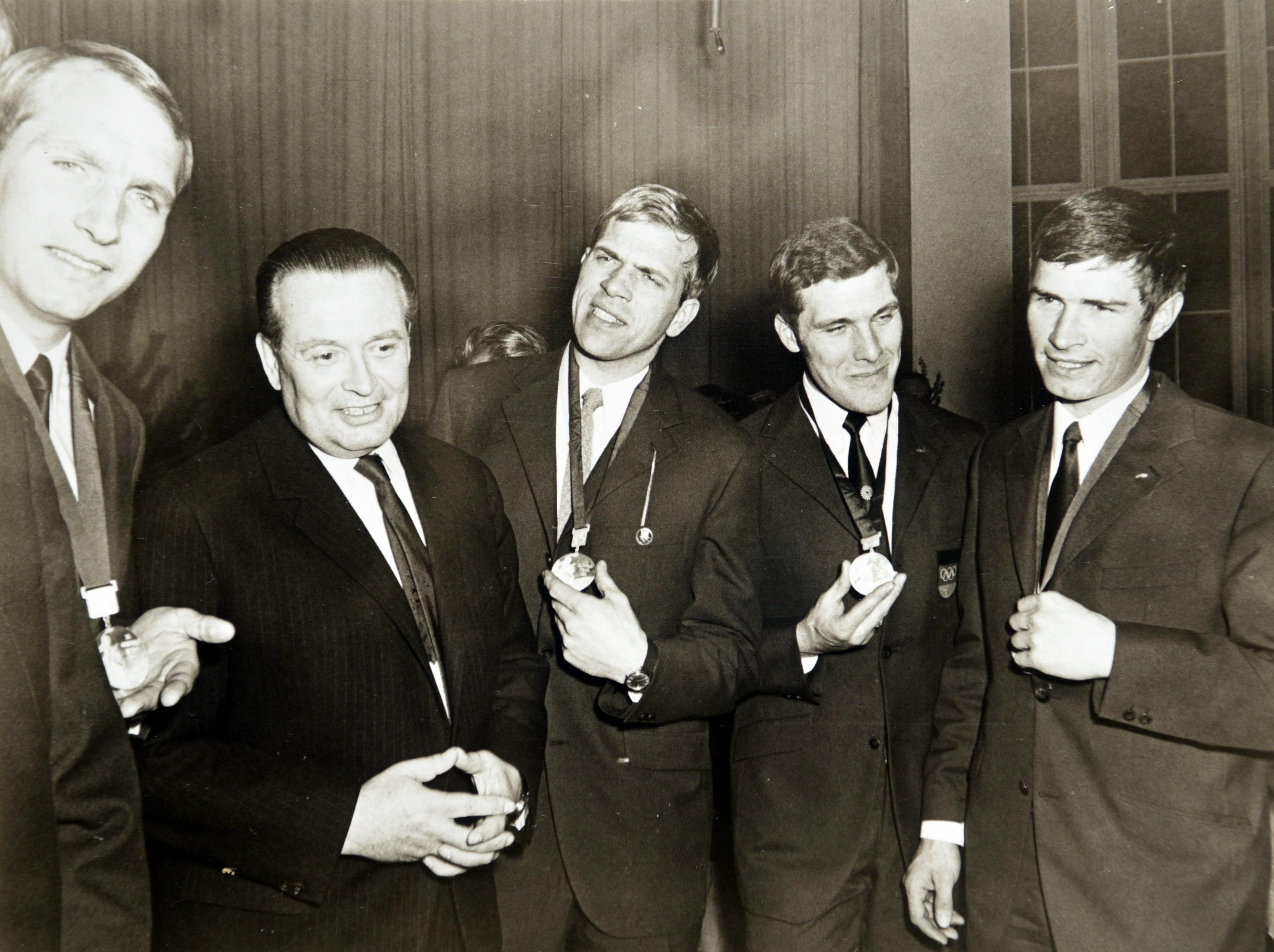 Willi Daume, damals Präsident des Deutschen Sportbundes (1950 bis 197) sowie des Nationalen Olympischen Komitees für Deutschland (1961 bis 1992), überreichte dem deutschen Bahnvierer bei der Querfeldeinweltmeisterschaft 1969 in Magstadt die olympischen Silbermedaillen. Das Bild zeigt von links: Jürgen Kißner, Willi Daume, Karl-Heinz Henrichs, Udo Hempel und Karl Link. Bild: M. Schmidt, Archiv Reichert.