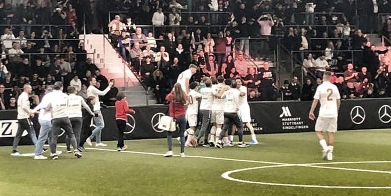 Riesenjubel beim VfB Stuttgart nach der Schluss-Sirene.