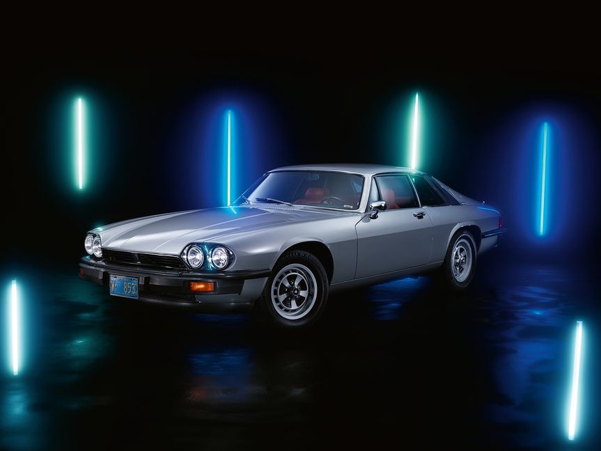 Jaguar XJ-S, 1975–1996. Der XJ-S hatte es schwer, gegen die Ikone E-Type zu bestehen – es sollte bis zum Produktionsbeginn der Serie 2 dauern, als 1982 der XJ-SC mit herausnehmbaren Dachteilen und einem versenkbaren hinteren Verdeck erschien, der mit dem verbesserten Zwölfzylinder mit 295 PS für höhere Stückzahlen sorgte.  Bild: Staud Studios GmbH