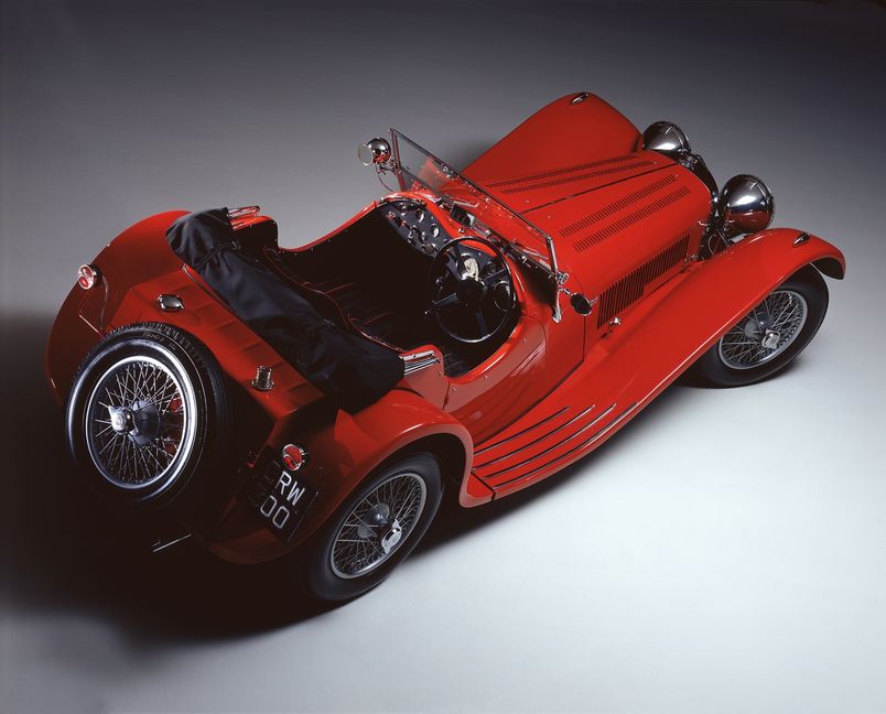 Jaguar SS 100, 1936–1940. Im September 1935 erschien der Name Jaguar erstmals in der Firmengeschichte. Die neu präsentierte Limousine wurde so genannt, wie nach dem Krieg die Firma selbst. Bild: Staud Studios GmbH