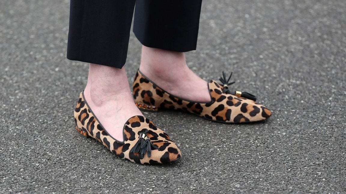 Auch Schuhe können Leo-Look - diese hier gehören der früheren britischen Premierministerin Theresa May. (Foto von 2017)