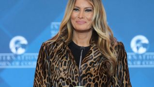 Auch US-First-Lady Melania Trump () trägt mal Leopard - hier bei einer Preisverleihung Anfang April in Washington. (Archivbild)