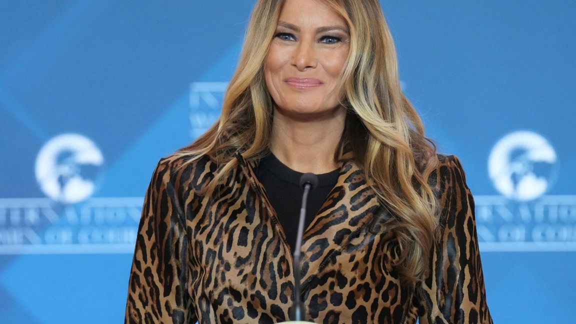 Auch US-First-Lady Melania Trump () trägt mal Leopard - hier bei einer Preisverleihung Anfang April in Washington. (Archivbild)