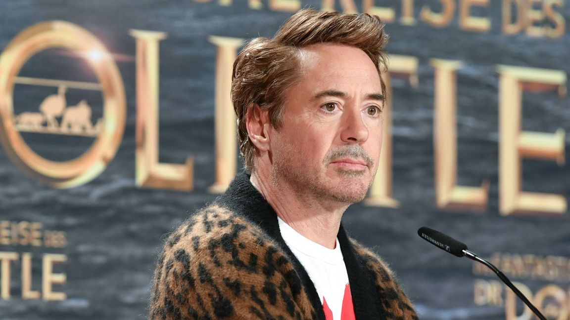 Flauschig: Robert Downey Jr. im Animal-Print-Jäckchen in Berlin im Januar 2020.