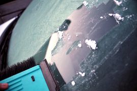 Welches Hausmittel hilft bei vereisten Autoscheiben?