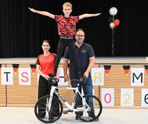 Das starke Trio des RV Pfeil Magstadt: der Deutsche Schülermeister (U15) im Kunstradfahren, Hannes Altvater, mit seinen Eltern und Trainern Katja und Simon Altvater.