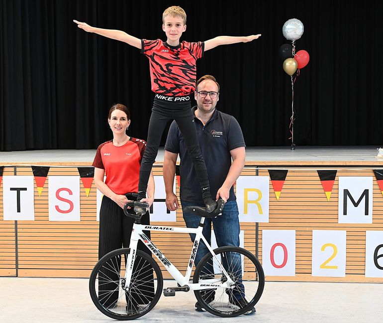 Das starke Trio des RV Pfeil Magstadt: der Deutsche Schülermeister (U15) im Kunstradfahren, Hannes Altvater, mit seinen Eltern und Trainern Katja und Simon Altvater.