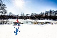 Laufen zwischen Schnee und Sonne: Eine Aufnahme von einem Volkslauf.
