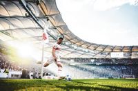 Der ehemalige VfB-Profi Pascal Stenzel strahlt beim Versuch, eine Ecke erfolgreich vor das gegnerische Tor zu bringen, im Glanz der Sonne