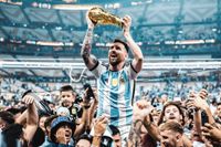 Dieses Foto machte Tom Weller berühmt. Nach dem WM-Sieg Argentiniens 2022 mussten er und seine Kollegen lange warten. Er registrierte als erster, dass sich Superstar Lionel Messi in Bewegung setzte. Sein Vorteil: Er stand auf einem Stuhl und war somit auf Augenhöhe. Wenige Sekunden nachdem er das Foto im Kasten hatte, brach sein Stuhl zusammen. Das Bild wurde weltweit gedruckt und hunderttausendfach verkauft.