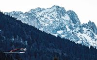 "Das ist sicherlich kein Bild, das jeder machen kann", sagt Benjamin Lau über die Aufnahme von Tom Weller. Der Fotograf musste sich mehrere 100 Meter entfernt von der Schanze platzieren, damit er die Zugspitze im Hintergrund mit aufnehmen konnte. Gesehen hat er den Springer erst in dem Moment, als er das Foto schießen musste. Davor musste er sich ganz auf sein Gehör verlassen, um dann voll fokussiert in den wenigen Sekunden das perfekte Bild zu bekommen.