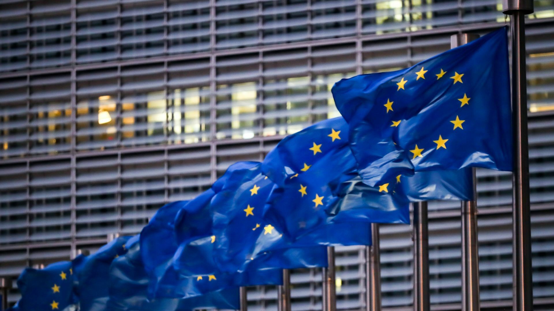 Europaflaggen wehen vor dem Sitz der EU-Kommission.