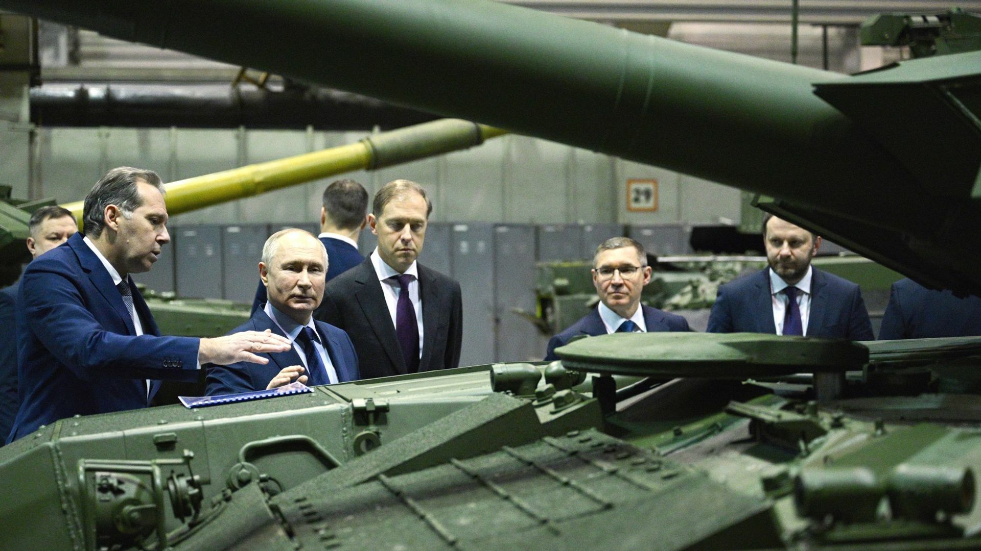 Wladimir Putin (3.v.l) besucht die Forschungs- und Produktionsgesellschaft Uralwagonsawod (Uralwaggonwerk).
