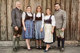 Carsten und Katrin Weller mit Jil, Maxi und Phil.