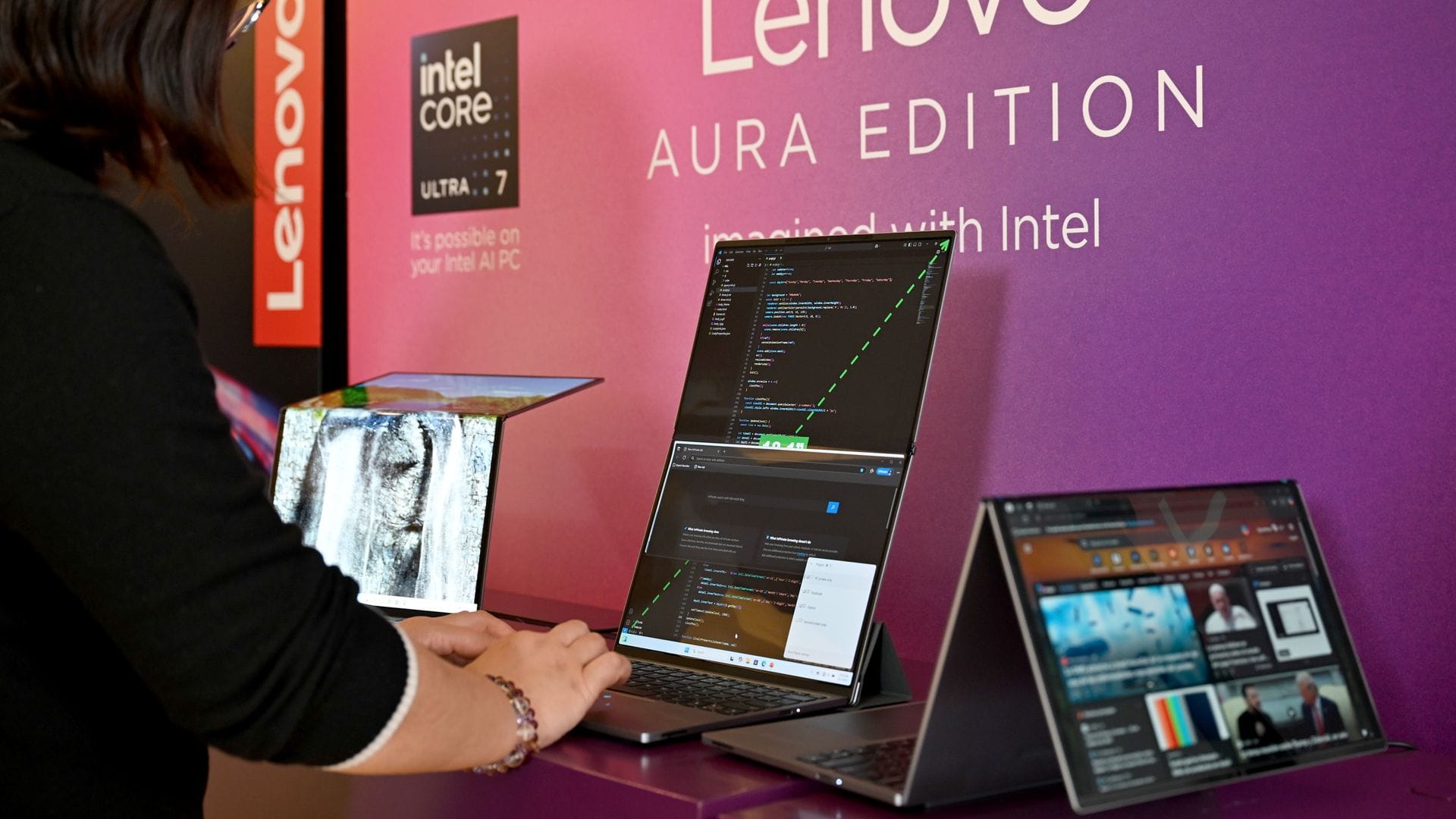 Ein 2025 vorgestellter Laptop mit überlangem Bildschirm, den man nach hinten wegklappen kann.