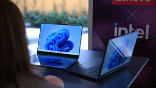 Zwei Lenovo-Laptops, die jeweils zwei Bildschirme haben: Rechts ist der zweite Bildschirm auf der Rückseite des ersten Bildschirms und links sind die beiden Bildschirme nebeneinander montiert - einer liegt vor der Tastatur und dahinter steht der zweite Bildschirm.