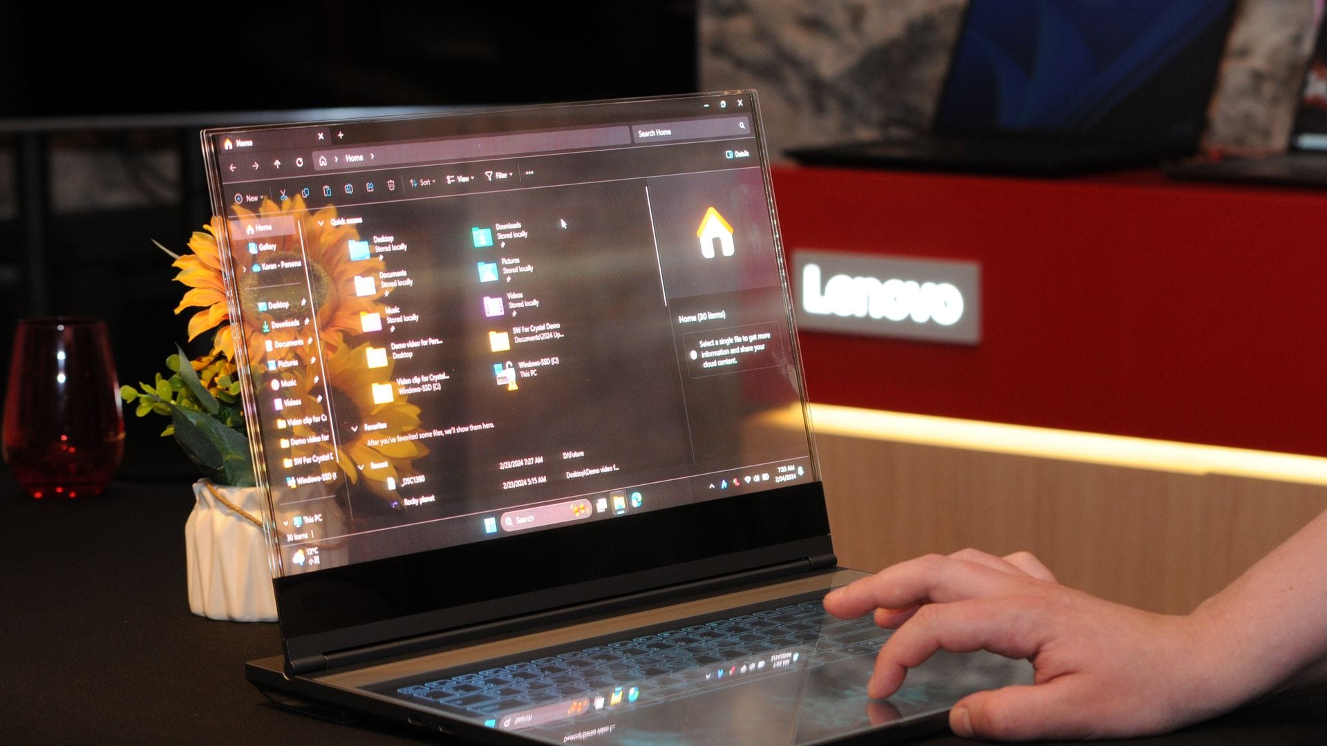 Der Lenovo-Laptop mit durchsichtigem Bildschirm vom MWC 2024.