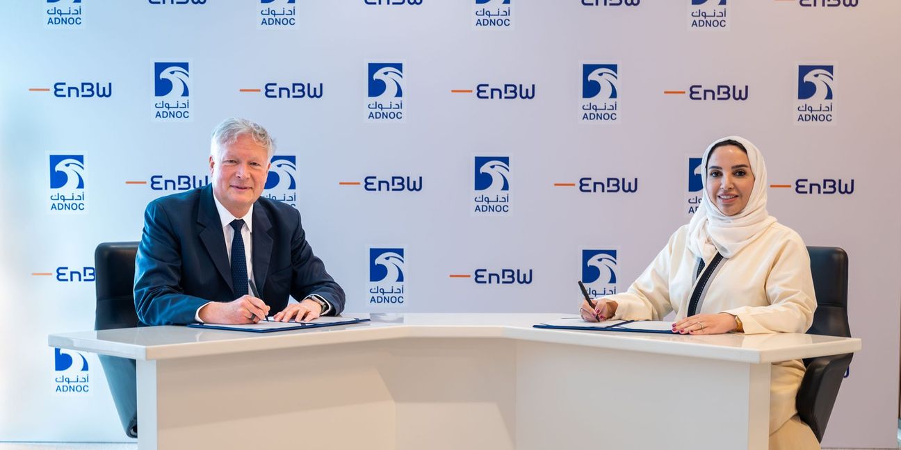 EnBW-Vorstand Peter Heydecker und  Adnoc-Managerin Fatema Al Nuaimi bei der Vertragsunterschrift.