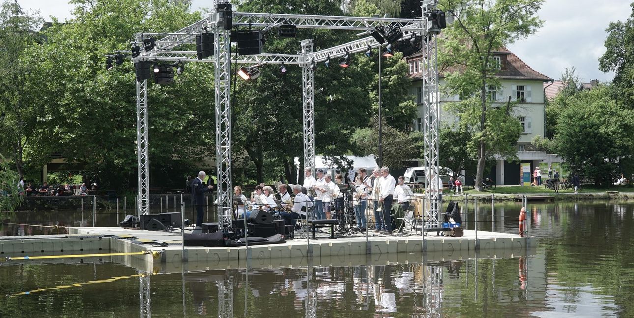 Die SMTT-Bigband Jazz'n'more spielte am frühen Sonntagmittag bei der Wassermusik.