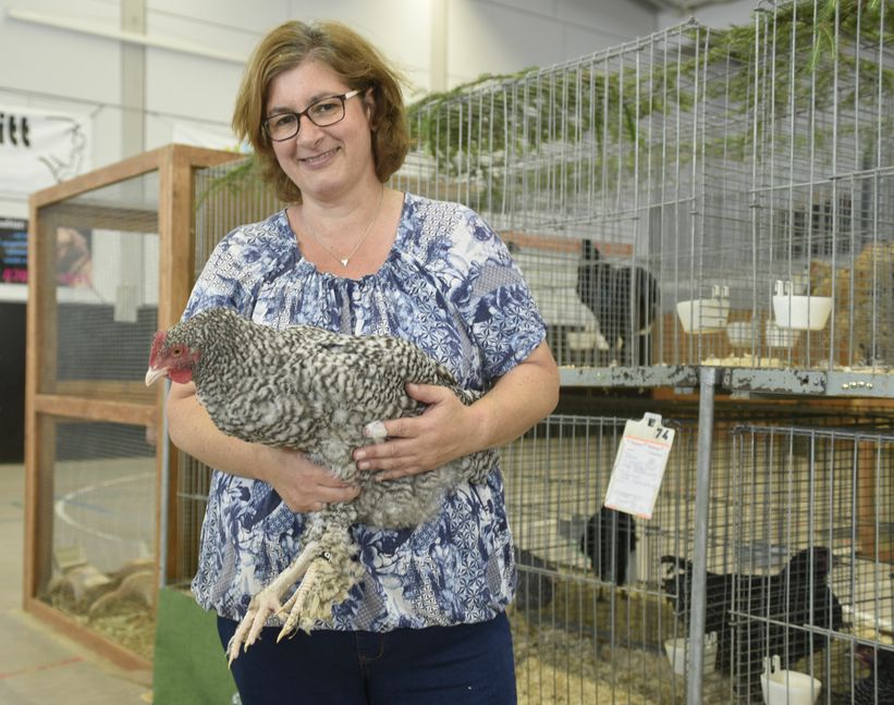 Melanie Maier und ihr junger Mechelner Hahn, der bei der Gärtringer Jungtierschau mit einer glatten Eins und einem Sonderlob bewertet wurde. Bild: Reichert
