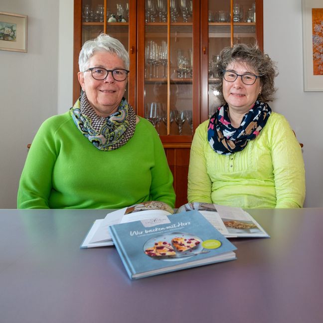 Backen mit Herz, dass ist auch das Motto des Vorstandsteams Christa Babel und Bärbel Schneider. Foto: Nüßle