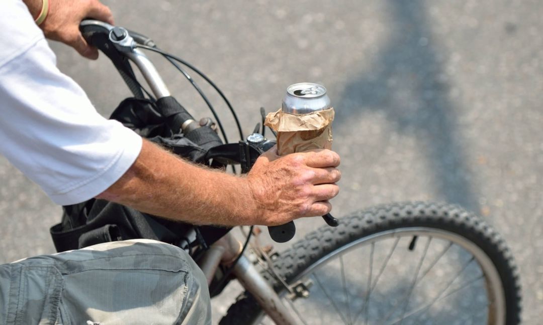 Deutlich mehr Alkoholunfälle passieren am Vatertag - auch mit dem Fahrrad. Warum Radfahren unter Alkoholeinfluss riskant ist & welche Strafen drohen.