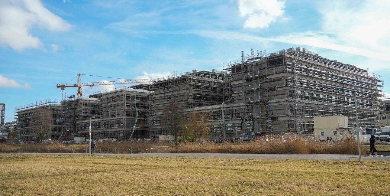 240 Menschen arbeiten täglich auf der Großbaustelle.