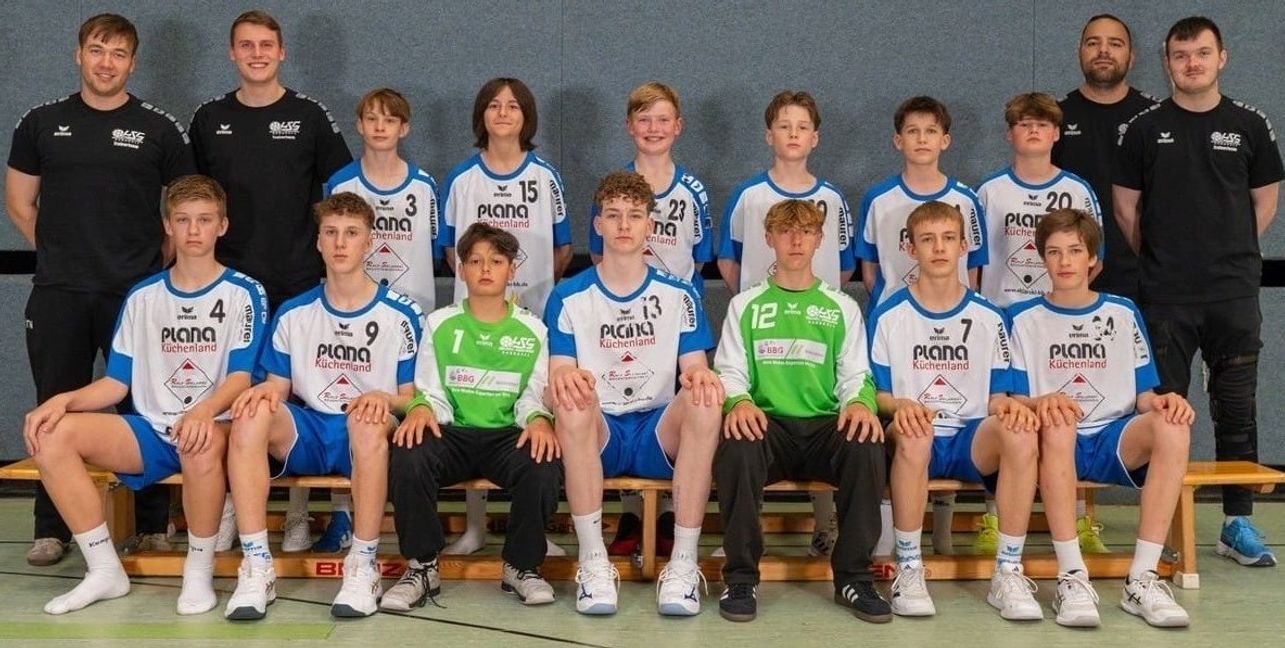 Auf dem Bild (hinten von links): Trainer Tim Negler, Trainer Mikko Frommer, Lenny Lux, Marlon Thumm, Jano ten Brink, Elias Münch, Mika Müller, Luca Petersen, Trainer Hasan Deveci und Trainer Fabian Rothsching; (vorne von links): David Kellenberger, Anton Schenk, Deaon La Fata, Fred Schäfer, Louis Köly, Patrick Rechberger und Ben Soltans.Bild: z