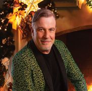 Marc Marshall bringt sein Publikum in Weihnachtsstimmung.	Bild: Guido Karp