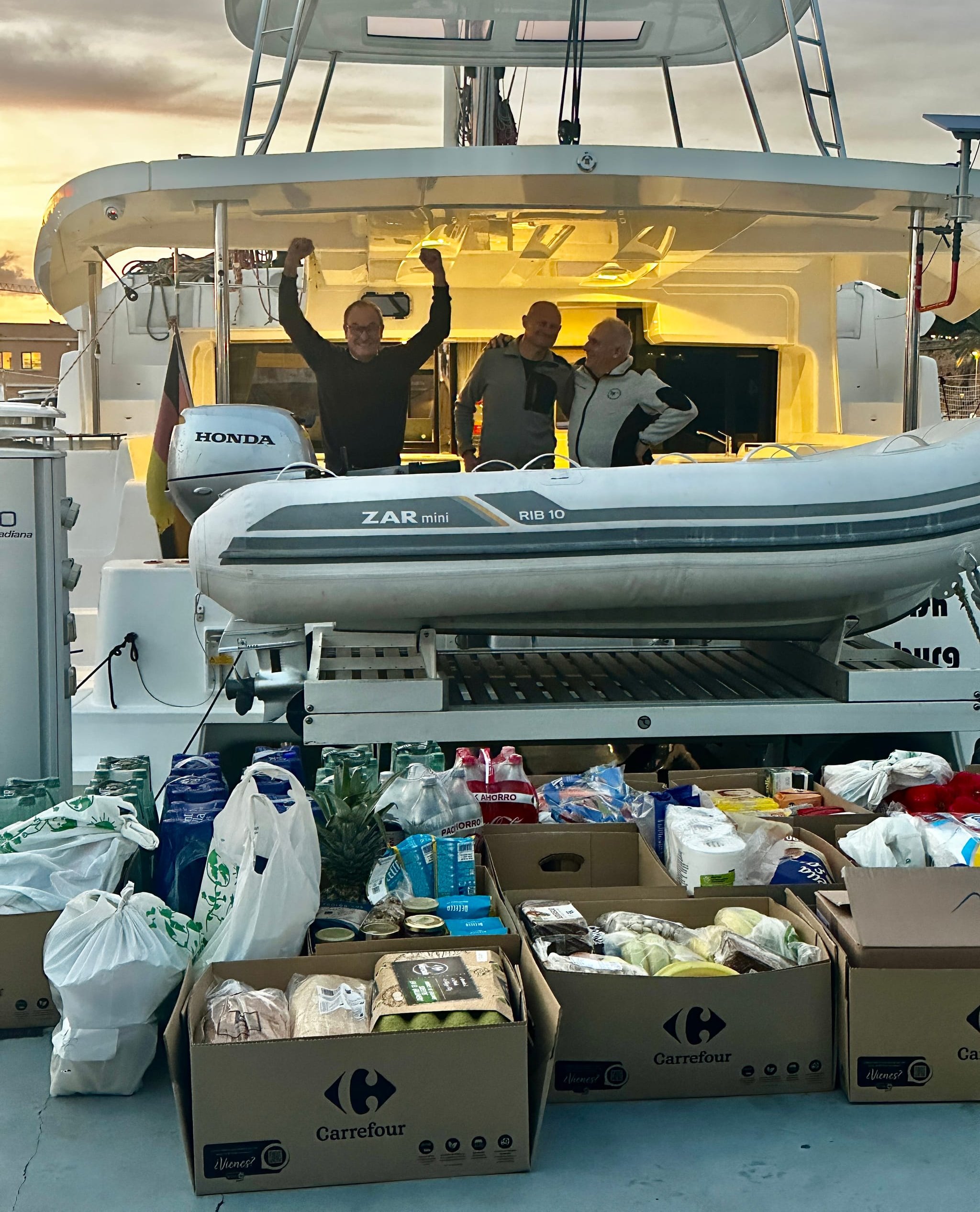 Kistenweise Lebensmittel und Getränke: In Palma de Mallorca verstaut die Crew ihren Proviant für die kommenden Wochen.