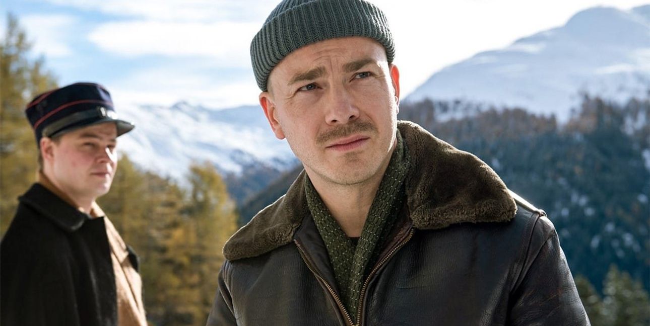 Sven Schelker als US-Amerikaner James Larkin White.