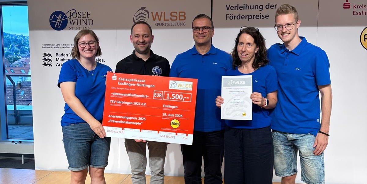 Die TSV-Delegation in Esslingen mit dem Scheck: Sabrina Mirke-Lubig, Otta Hubacek, Jürgen Vetter, Tina Posedi, Fynn Felger.