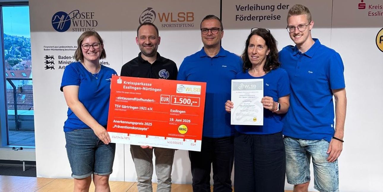 Die TSV-Delegation in Esslingen mit dem Scheck: Sabrina Mirke-Lubig, Otta Hubacek, Jürgen Vetter, Tina Posedi, Fynn Felger.