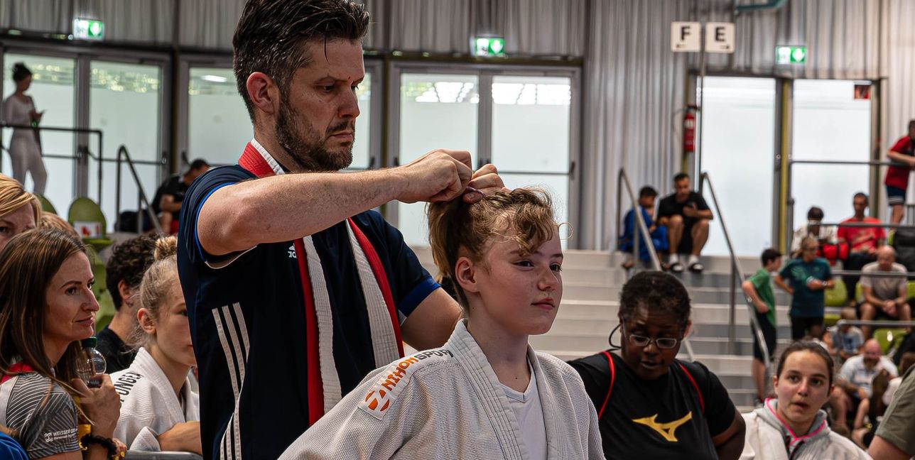 Der Coach als Coiffeur: Ein gewohntes Bild.Bild: Vilz